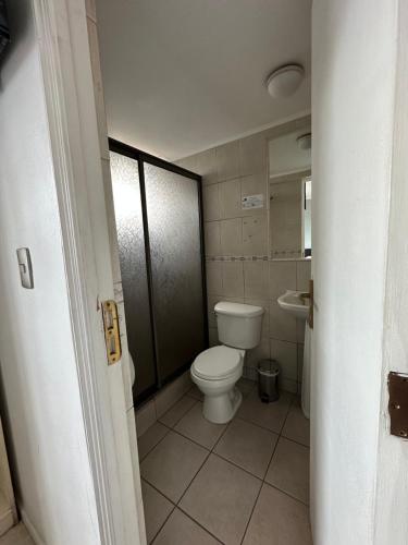 塔尔卡瓦诺Hotel Mar Sur的一间带卫生间和水槽的浴室