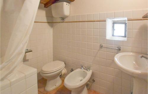 卡斯蒂廖恩菲奥伦蒂诺Amazing Home In Castiglion Fiorentino With Kitchenette的一间带卫生间和水槽的浴室