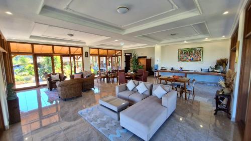 新加拉惹Manigelang Villa的客厅配有沙发和桌子