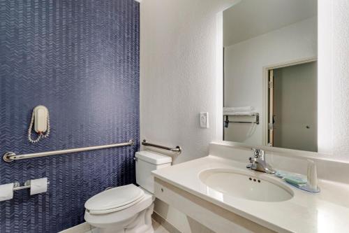 切罗基切诺基费尔菲尔德套房客栈的浴室配有白色卫生间和盥洗盆。