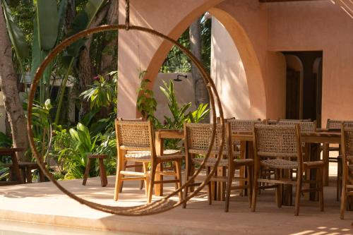 恰卡拉Casa Liquen的餐厅的一组椅子和一张桌子