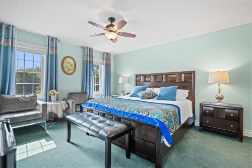 滨湖尼亚加拉夏洛特敦住宿加早餐旅馆的一间卧室配有一张床和吊扇
