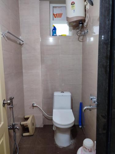 维沙卡帕特南Rahul guest house的一间小浴室,在摊位设有厕所