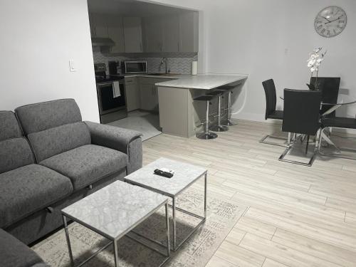 渥太华Casa LACK - Tranquila Suites 3的客厅配有沙发和桌子