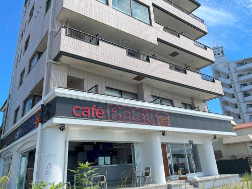 南知多Support Inn Minami-Chita Annex Hamachaya的前面有咖啡馆摇滚咖啡标志的建筑