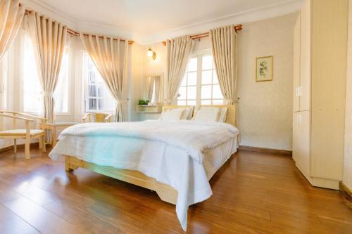 阿普春安BACH TÙNG Garden Village的卧室设有白色大床和窗户。