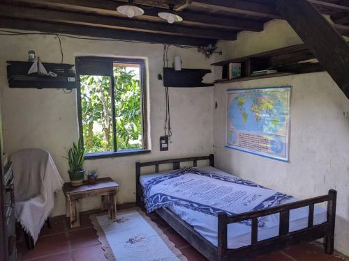 Ðưc TrọngIvy Coffee Farm - Garden House的一间带床的卧室,位于带窗户的房间内