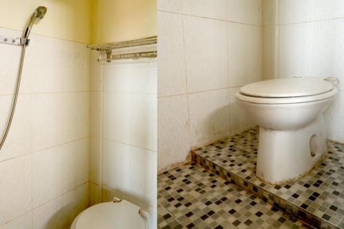 占碑市OYO Life 92632 Kost Pondok Kito的一间带卫生间的浴室和瓷砖地板。