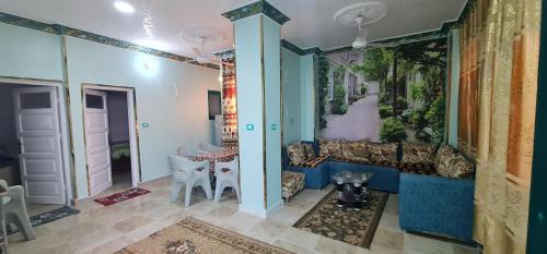 阿斯旺The Green Nubian House的客厅配有沙发和桌子