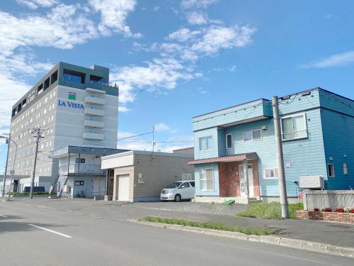 富良野Furano House, JR Station, 2F Apartment, 3 Bedrooms, Max 8PP - 6 Adults 2 Kid, Onsite Parking的建筑旁街道边的建筑物