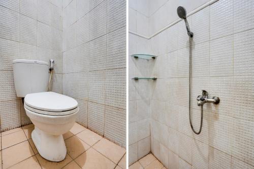 Tambak-kidulOYO Life 91893 Kost Jeje Syariah的一间带卫生间和淋浴的浴室