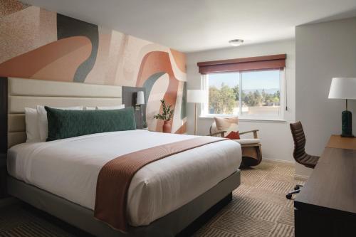山景城Avante, a JDV by Hyatt Hotel的酒店客房设有床和窗户。