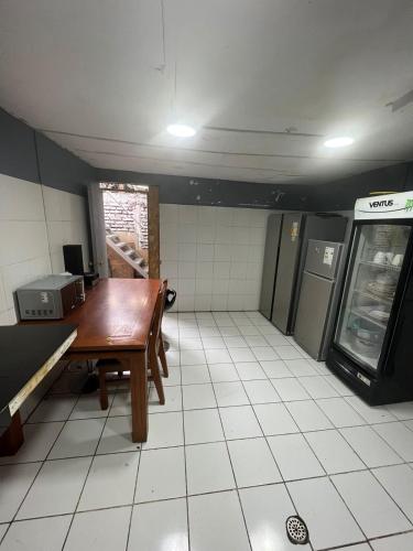 塔尔卡Constanza的客房设有带桌子和冰箱的厨房。