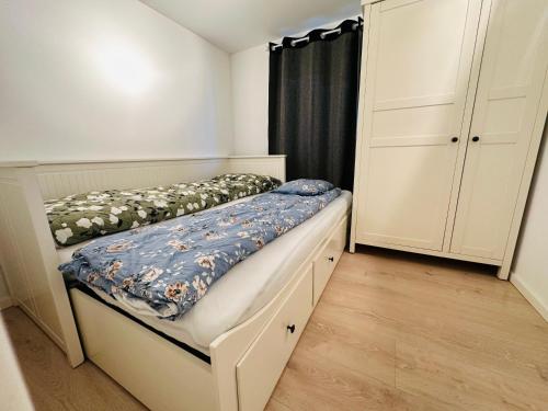 斯塔万格«Sea View Apartment Finnøy Island»的一间带一张床和一个衣柜的小卧室