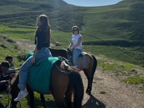XınalıqXinaliq İzzet's Riverside Home Stay的两个女孩骑在山坡上