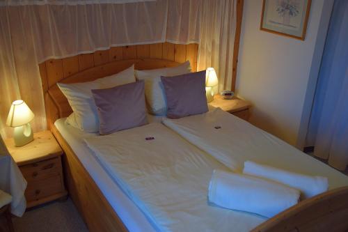 隆高地区圣玛格丽滕施瓦格膳食酒店的卧室配有一张带白色床单和枕头的大床。