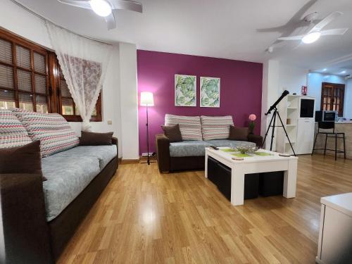 卡塔赫纳VILLA ARTEP Lujoso apartamento con piscina comunitaria的客厅配有沙发和桌子