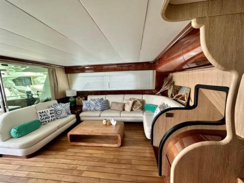 巴塞罗那MotorYacht 21 avec équipage的客厅配有沙发和船上桌子