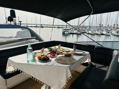 巴塞罗那MotorYacht 21 avec équipage的船上桌子上的一盘食物
