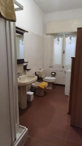 卡斯蒂里昂纳·德拉佩Appartamento incantevole a 100mt dal mare的浴室设有2个卫生间、水槽和水槽。