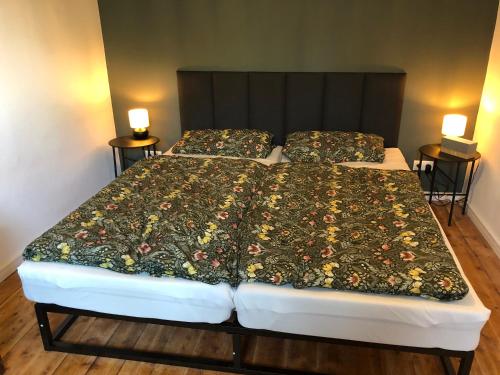 吕贝克Allis Kajüte的一间卧室配有一张带花卉床罩的床