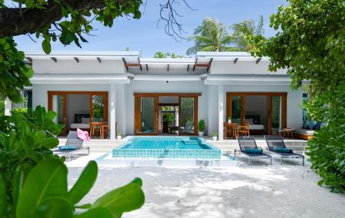 鲁阿环礁Ifuru Island Resort Maldives - 24-Hours Premium All-inclusive with Free Domestic Transfer的享有带游泳池的别墅外景