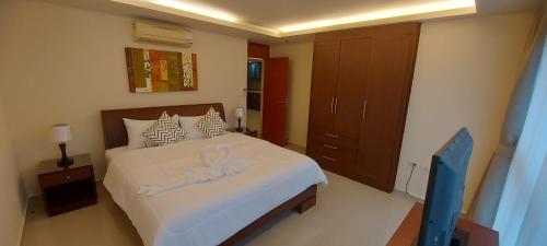 芭堤雅市中心City Garden Pattaya - 2br Suite, 76sqm的一间卧室配有一张带白色床单的大床