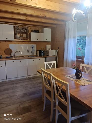 BukowiecDrewniany Domek的厨房配有木桌和桌椅