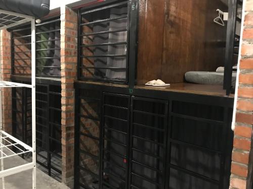 吉隆坡OA ThE FACTORY AT BUKIT BINTANG的酒窖,带黑色门和砖墙