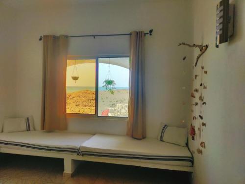 波多诺伏Casa Branca的享有沙漠景致的窗户座位