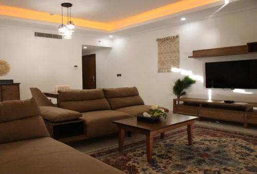 延布YM Resort的带沙发和平面电视的客厅
