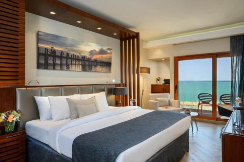 特拉维夫卡尔顿特拉维夫酒店 - 海滩豪华型的一间带大床的卧室,享有海景