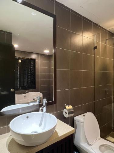 万津Studio 7 Gold Coast Morib Resort的一间带水槽、卫生间和镜子的浴室