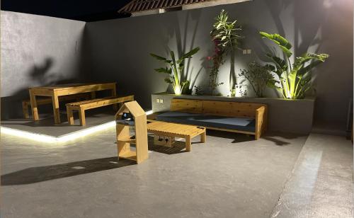 Khalij Salmanأكواخ البحيرات的一间设有木长椅和盆栽的客房