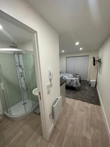 ParksideSelborne Studios - Breakfast included的带淋浴的浴室和客房内的一张床