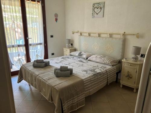 马达莱纳La Casa azzurra的一间卧室配有一张带两个枕头的床