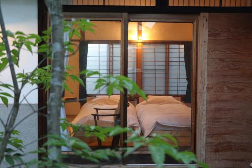 高山宿川之中的鱼旅馆的一间小卧室,卧室内配有一张床铺