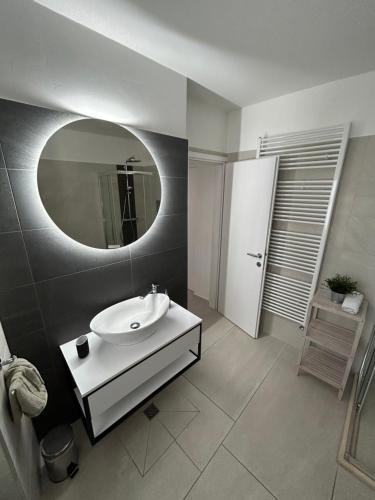 特雷斯塔尼克@trstenik的浴室设有白色水槽和镜子