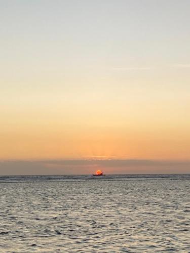 马塔兰Gili pelangi的日落时分在海洋中的船只