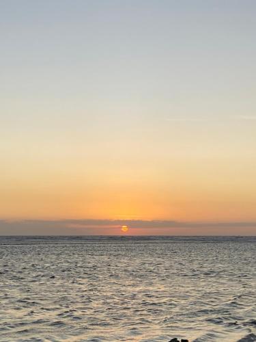 马塔兰Gili pelangi的远方的太阳在海上的日落