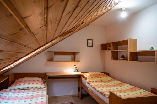克尔诺夫伊娃克尔诺夫旅馆的阁楼间 - 带两张床和书桌