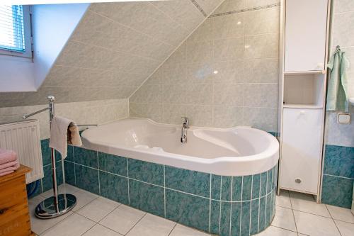 克尔诺夫伊娃克尔诺夫旅馆的一间带浴缸的浴室