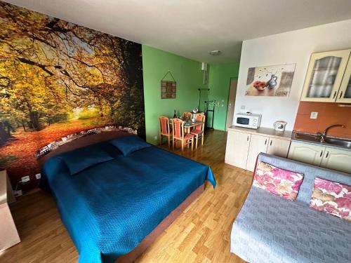 利普托斯基米库拉斯Apartments Liptov City的一间带蓝色床的卧室和一间厨房
