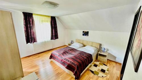 西蒙Casa Dintre Vai的一间卧室配有一张床,铺有木地板