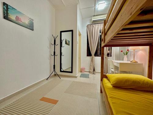 新山Homestay Mijanna的一间卧室配有一张床、一张桌子和一面镜子