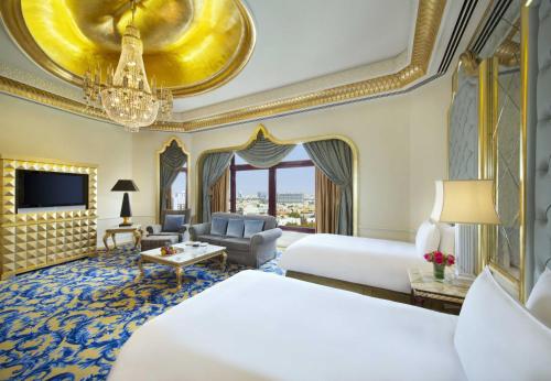 吉达华尔道夫吉达酒店 - 卡斯尔夏克的酒店客房,设有两张床和一张沙发