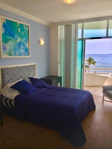 博卡德尔里奥Apartamento vista al mar的一间卧室配有一张床,享有海景