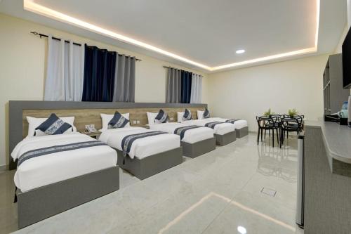 亚喀巴Three Palms Suites的酒店客房内的一排床位