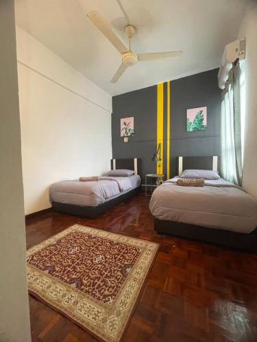 Kampong BaharuMarina GuestHome Pool View的一间卧室设有两张床、地毯和天花板