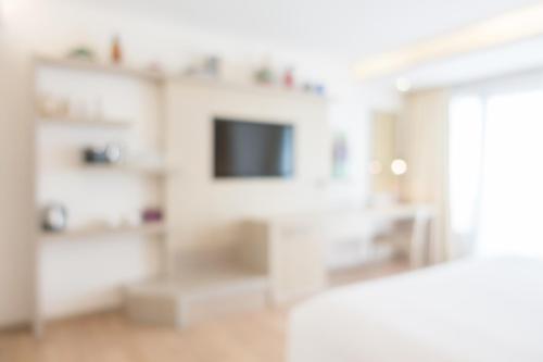 什切青Lux-Shater的客厅配有白色家具和电视